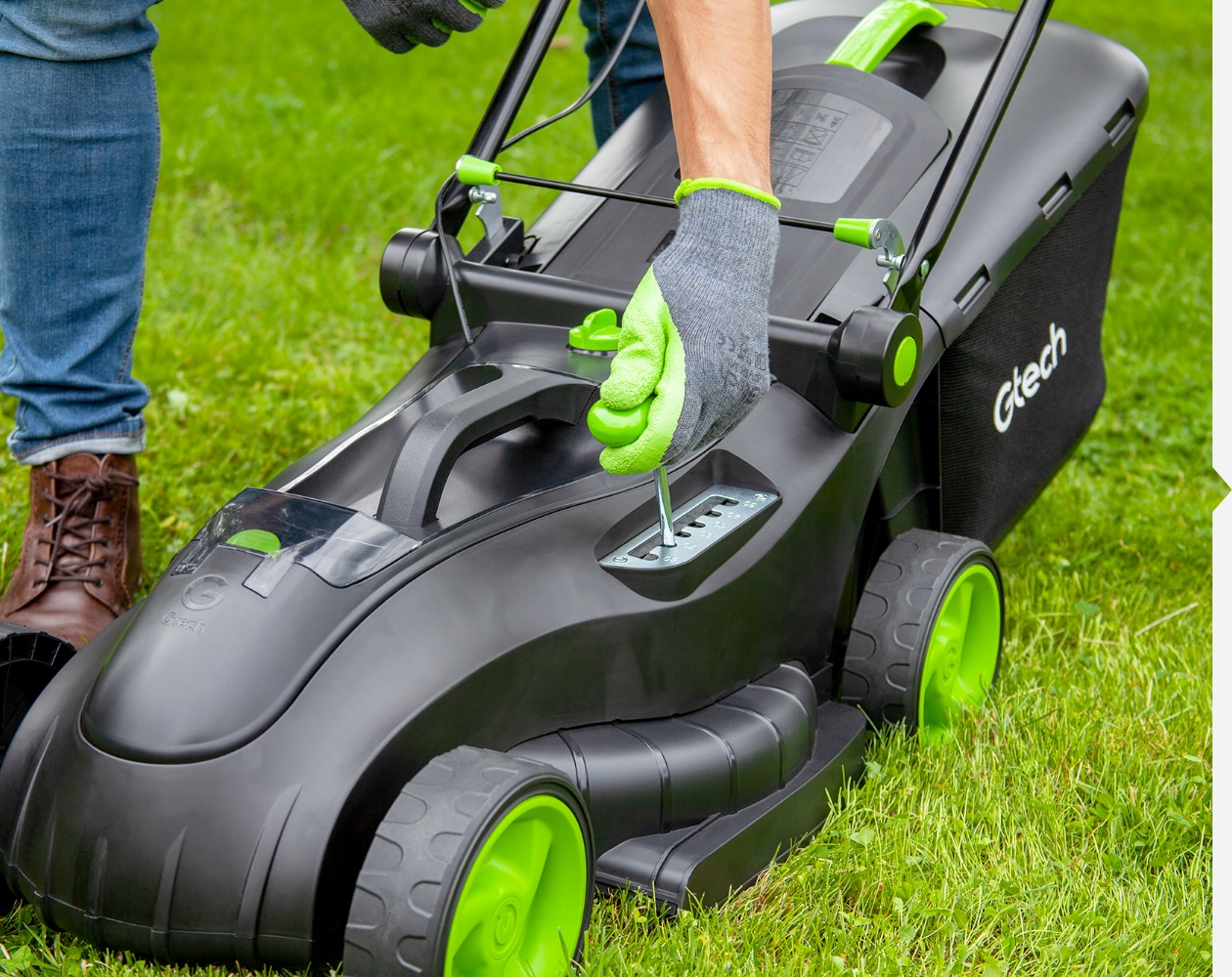Battery powered mower adjustable cutting height