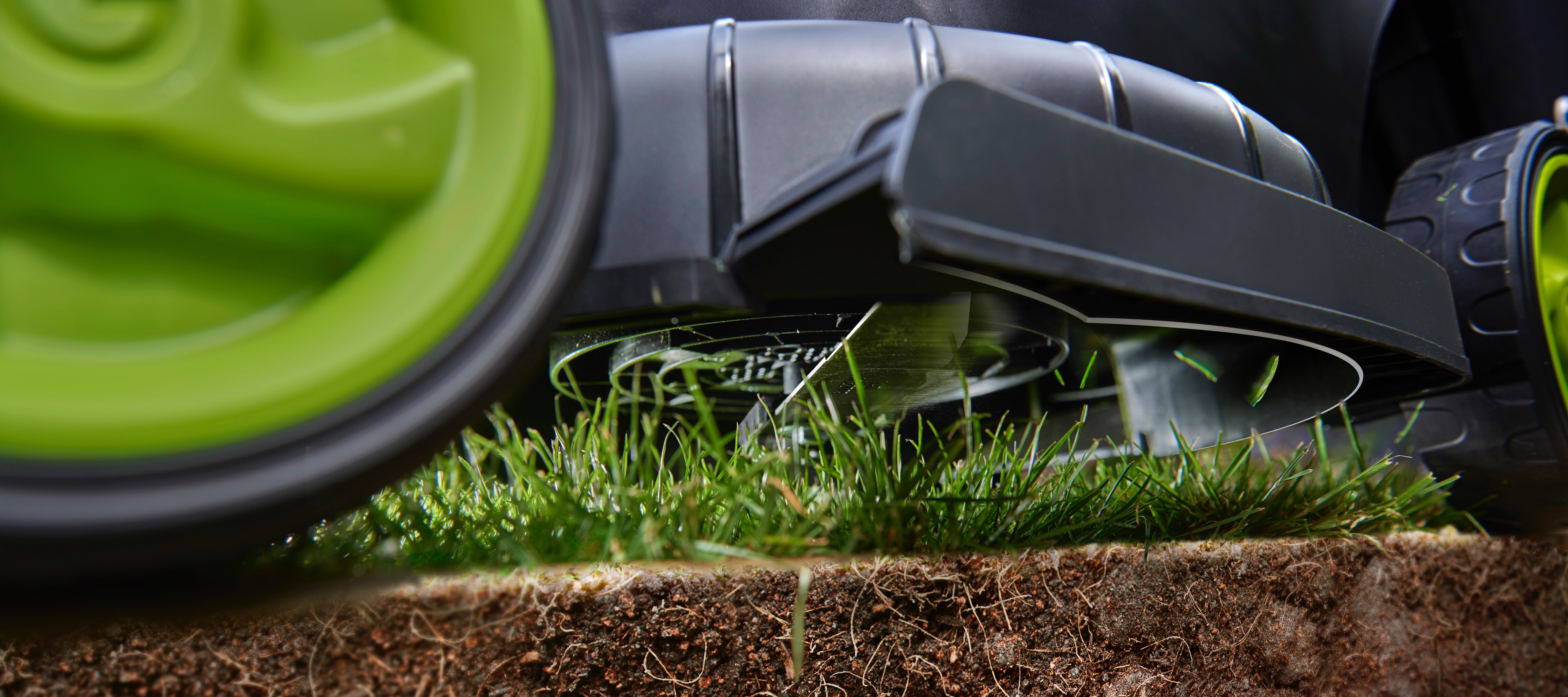 Battery powered mower high performance blade